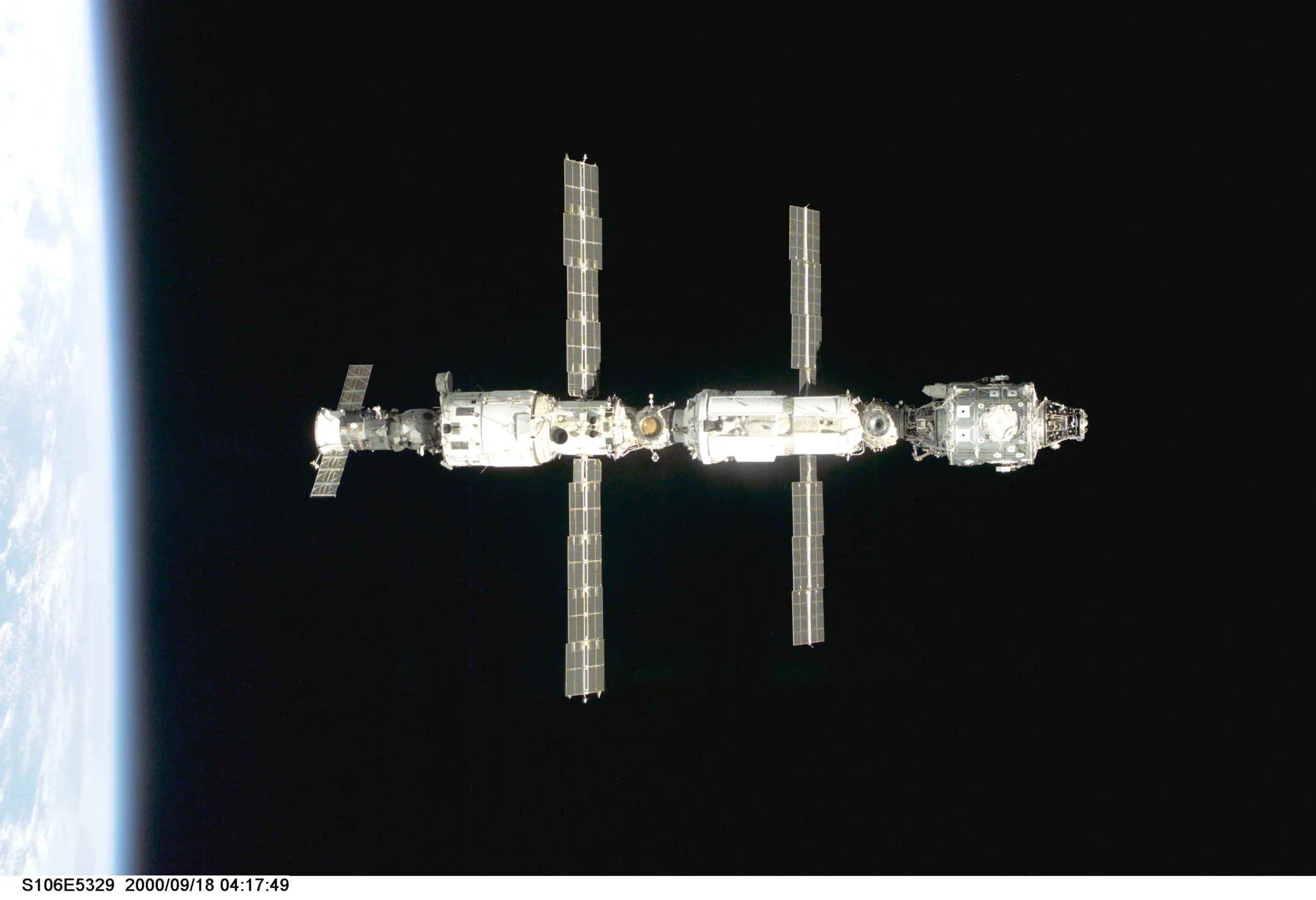 Contra el telón de fondo del espacio negro por encima del horizonte de la Tierra, se muestran el módulo de servicio Zvezda, el módulo Zarya y el módulo Unity de la Estación Espacial Internacional (de izquierda a derecha) después del desacople del transbordador espacial Atlantis el 18 de septiembre de 2000, durante la misión STS-106. (Foto vía: nasa.gov)