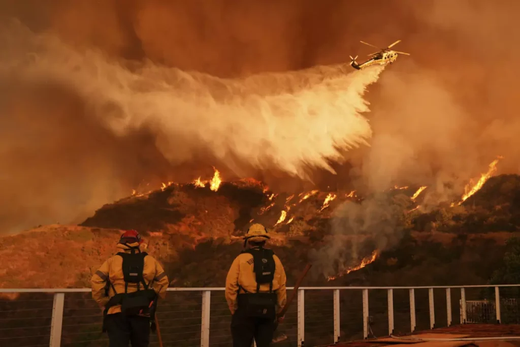 El incendio Palisades en Mandeville Canyon en Los Ángeles el 11 de enero del 2025. (Jae C. Hong/AP)